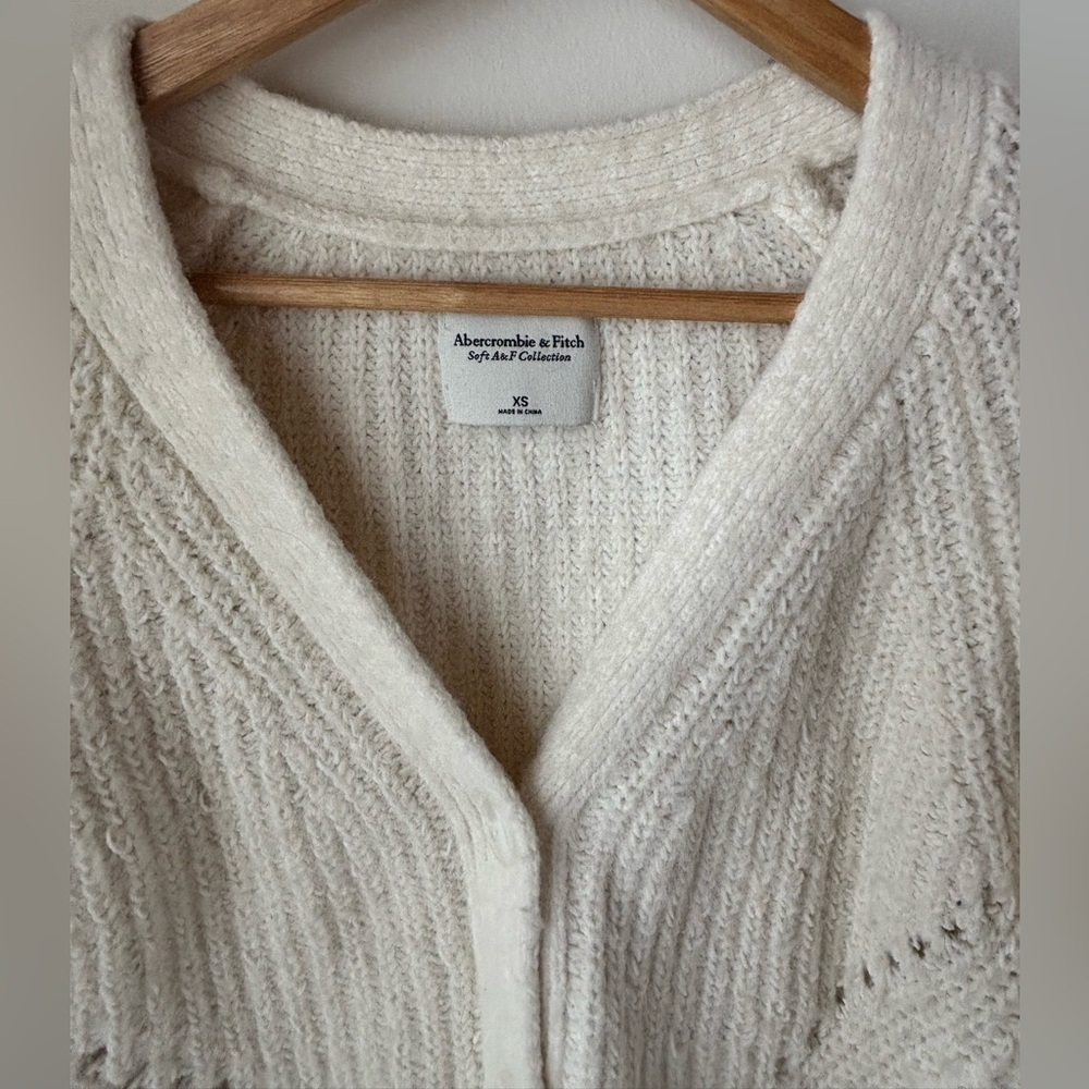 Abercrombie & Fitch Women's Textured Cropped V-Neck Cardigan in White Size XS - Picture 2 of 6